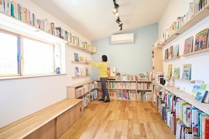 60代、自宅に「絵本図書館」開設でかなえた夢。蔵の一部を大胆リフォーム 