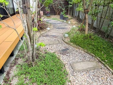 雑草抜き・掃除が劇的ラクになる、注文住宅の「外構の工夫」。芝刈りいらずで四季の変化も楽しめる