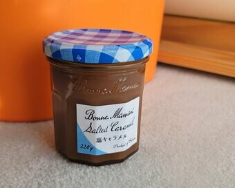 カルディ限定の「塩キャラメル」ジャムが絶品！青いギンガムチェックが目印です