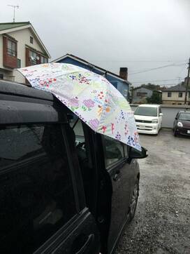 雨でも濡れない！クルマの乗り降りに役立つアイテム