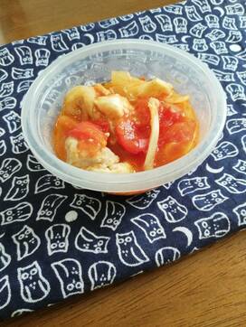 お弁当のおかずに。電子レンジでつくりおきできる鶏モモ肉のトマト煮