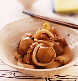 ＜イカとサトイモの煮物＞イカのうま味がしみたほっこりサトイモの絶品煮物