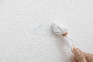 たたくようにして汚れをとる