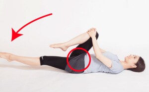 外側へ少しずつ開くように左脚を下ろす