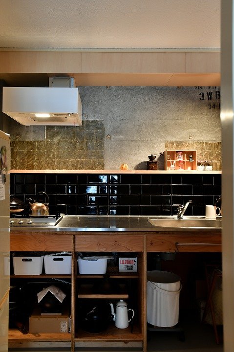 ステンレスワークトップのあるキッチン