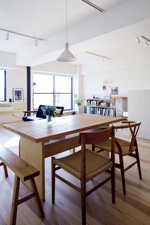 ダイニングテーブルは、タモ集成材の天板に、夫と古谷野さんがコラボしてデザインした脚を組み合わせて製作