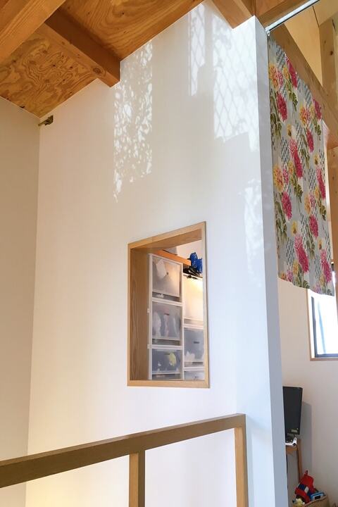 壁に小窓を設けたクロゼット