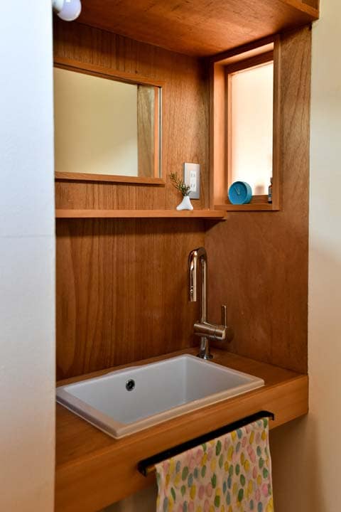 ラワン材で造作した洗面台