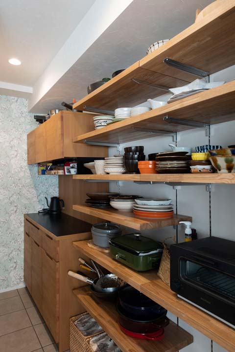 食器や調理道具をたっぷりしまえるオープン棚