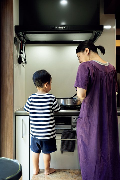 最新式のキッチンで調理する親子