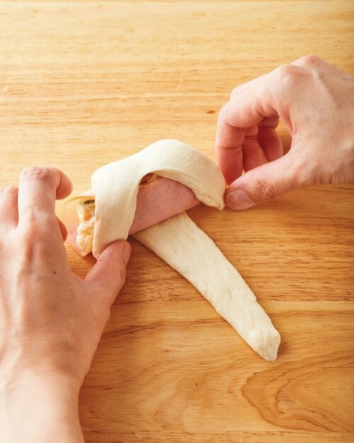 パン生地でハムを巻く