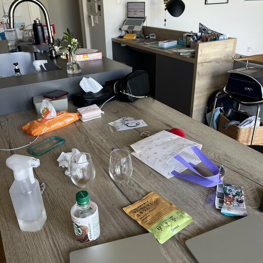 散らかったテーブルのようす