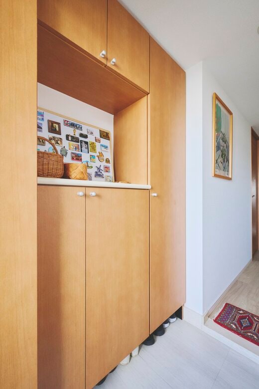 玄関にカラフルなマグネットボードが置いてある図