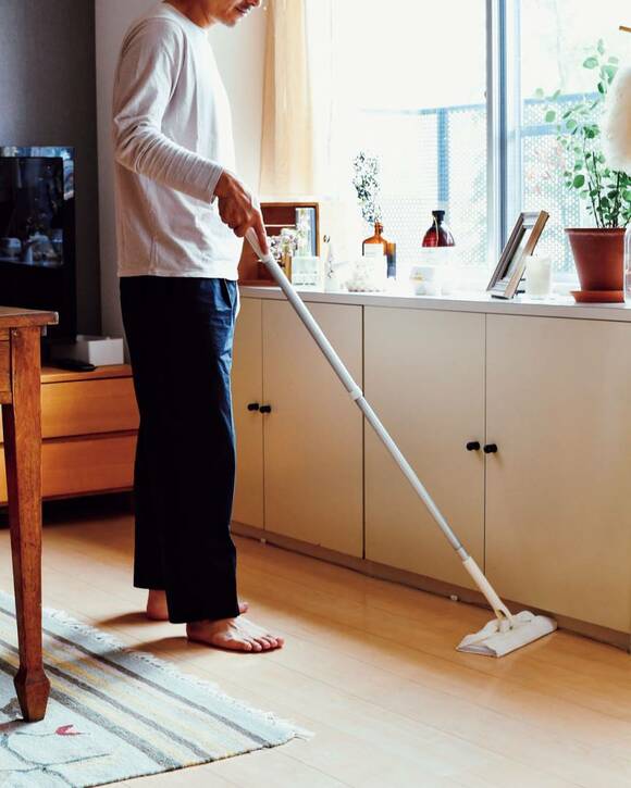 フローリングワイパーで掃除をする様子