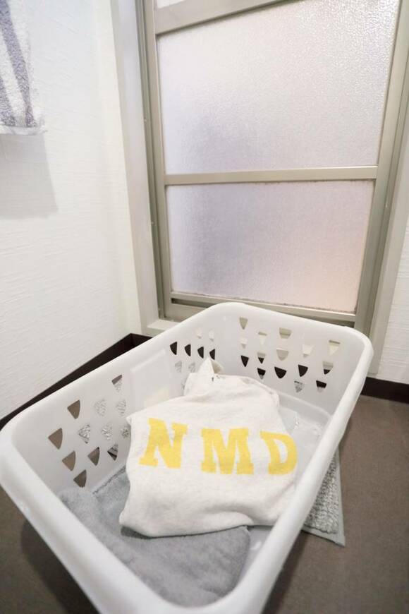 かごに洋服を入れた様子