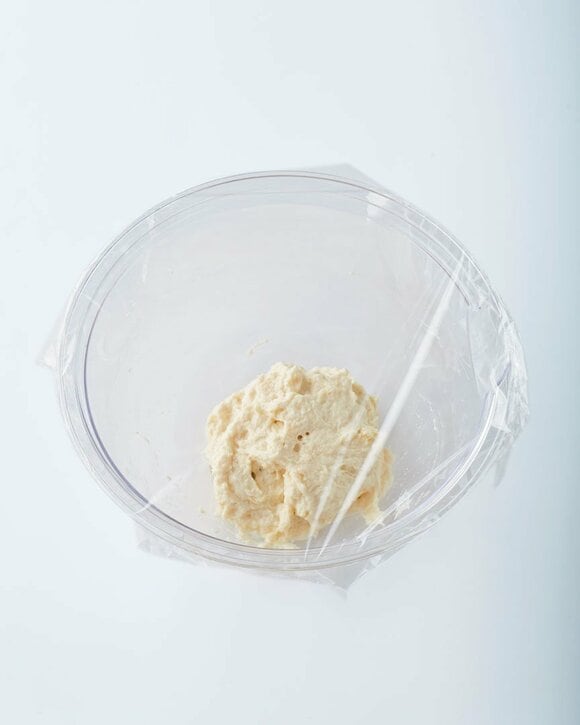 パン生地にラップをかける