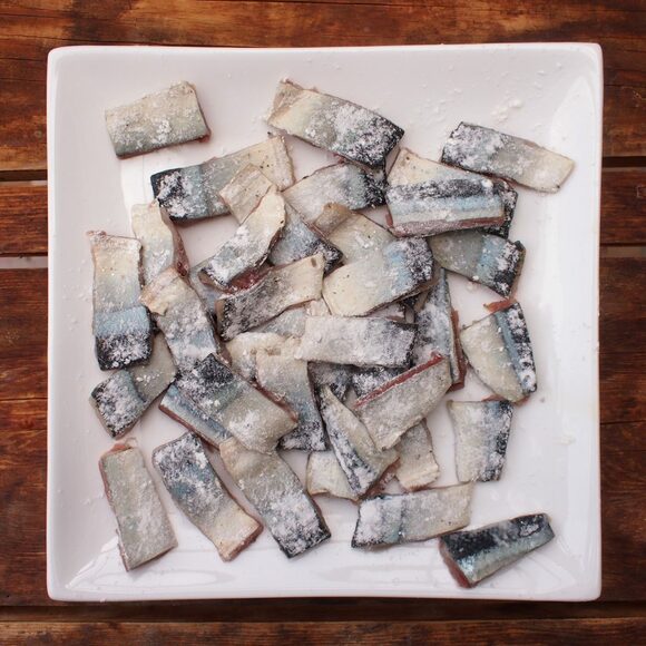 サンマの身を食べやすい大きさに切り、小麦粉をまぶす