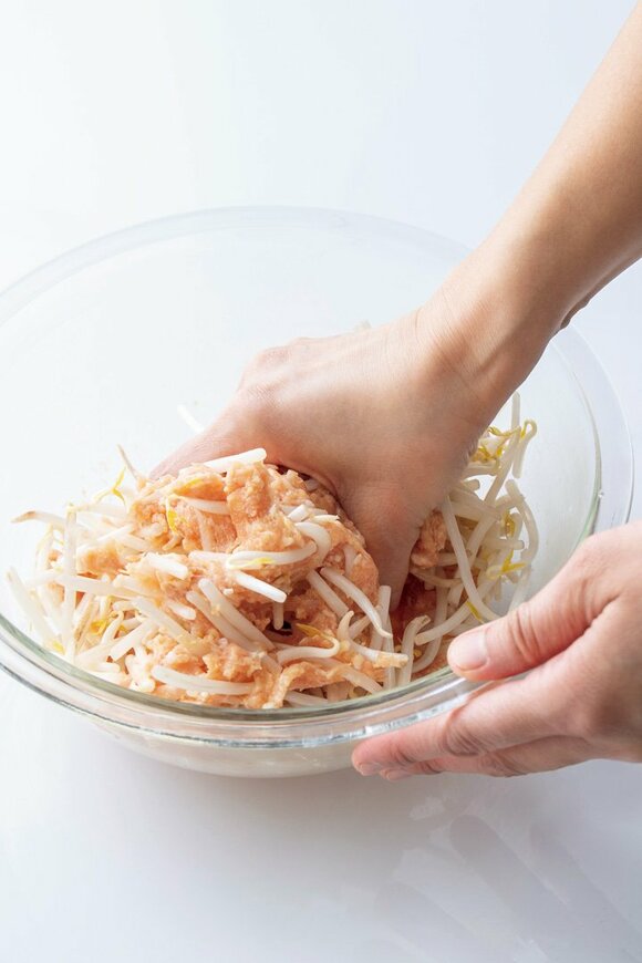 ひき肉とモヤシを混ぜる