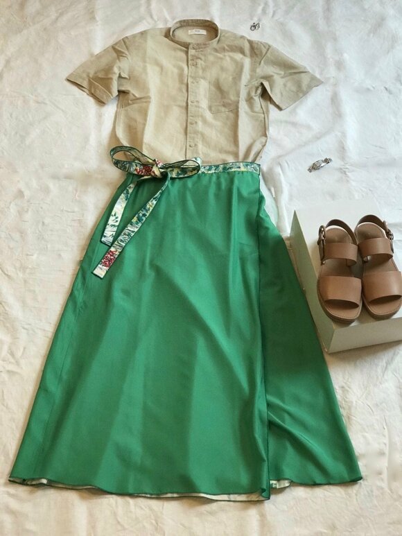 カラースカートを主役にしたコーデ