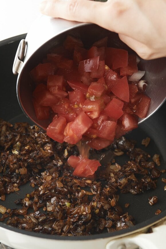 フライパンにトマトを加える