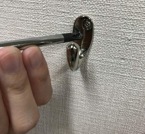 ねじ込んだアンカープラグにフックを取りつける