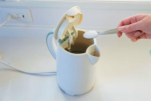 電気ケトルにこびりついた水アカ