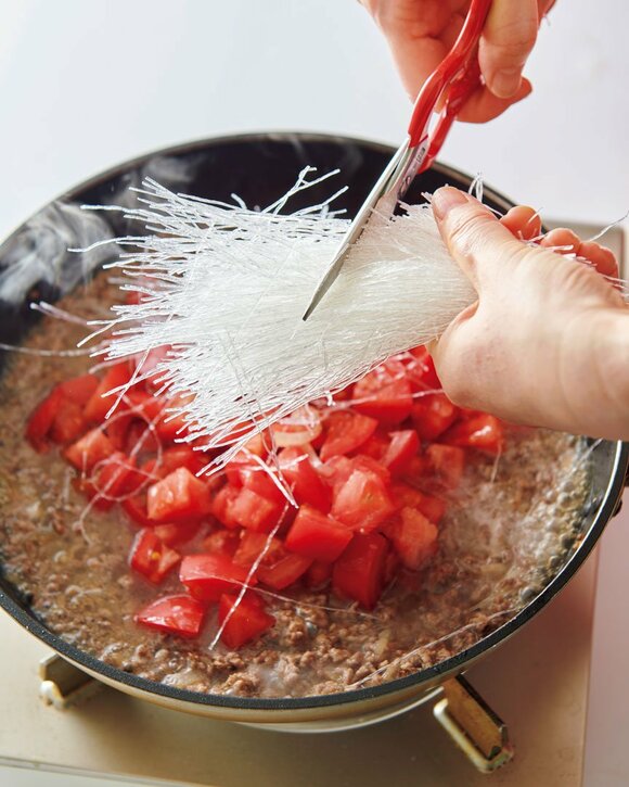 トマトと春雨入れる