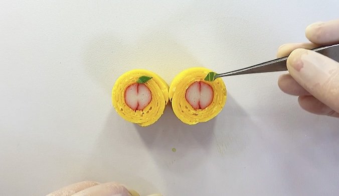 葉っぱの形に切ったレタスをのせる