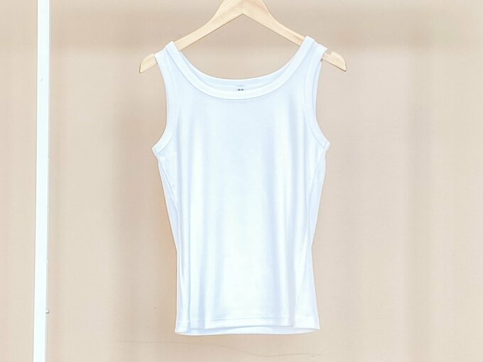 リブ素材のタンクトップの画像。