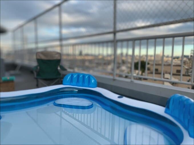 バルコニーに設置された水風呂