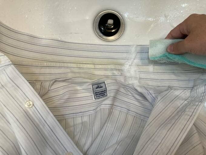 スポンジでこする