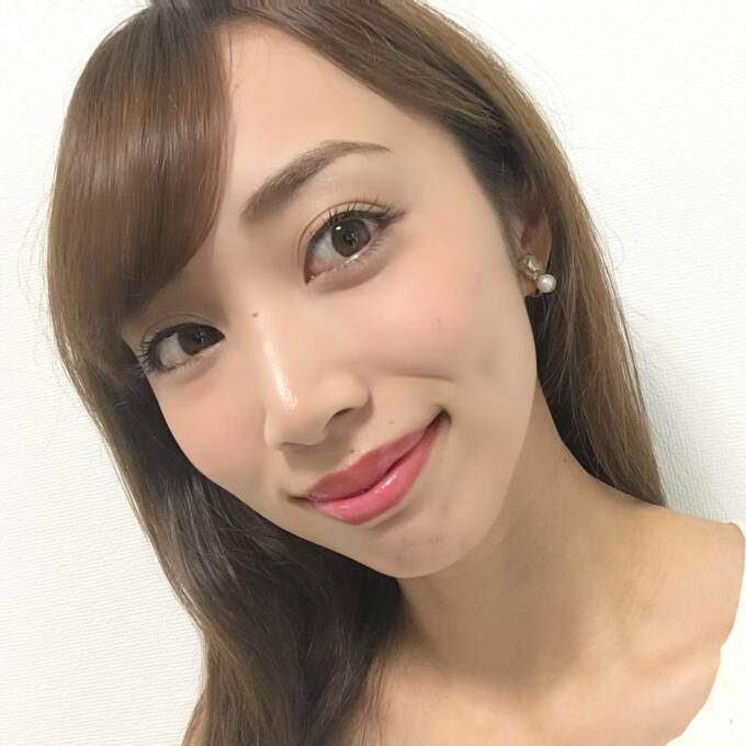 レッドのリップバームとプレストパウダーを使ってみた様子