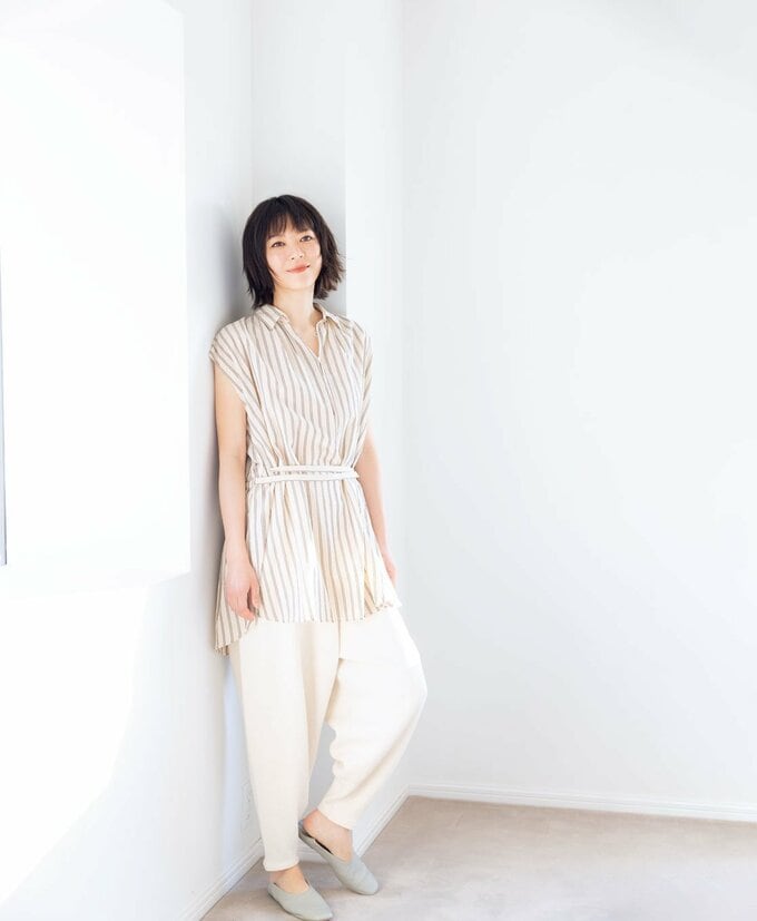 立つ女性