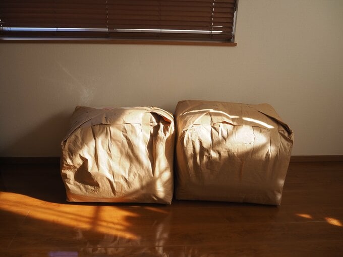 梱包された布団