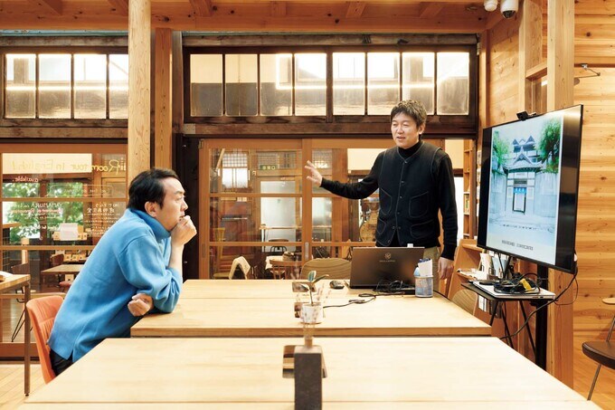 オフィス中央のワークスペース