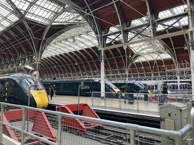 特急電車のプラットフォーム