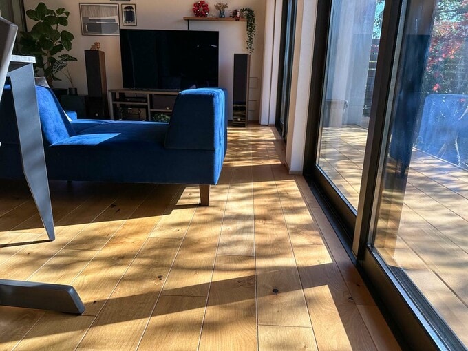 リビングの床と窓