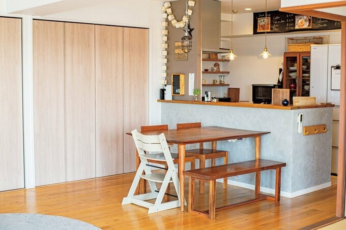 キッチンとダイニングテーブル