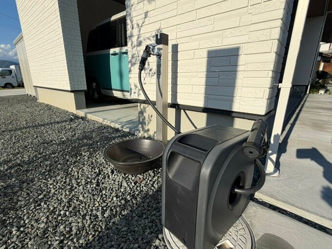 水栓にホースリールを取りつけた様子
