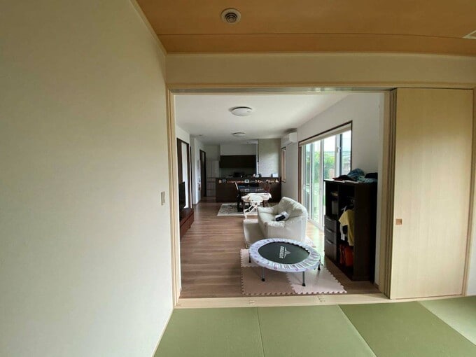 和室からLDKを見る