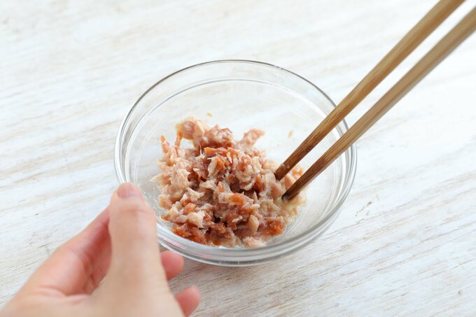 ツナをかき混ぜる