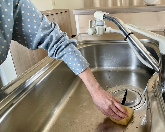 スポンジでなでるように流す