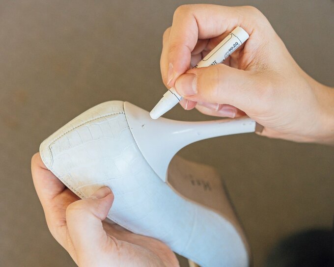 ヒールのかかとをクレヨンで塗る