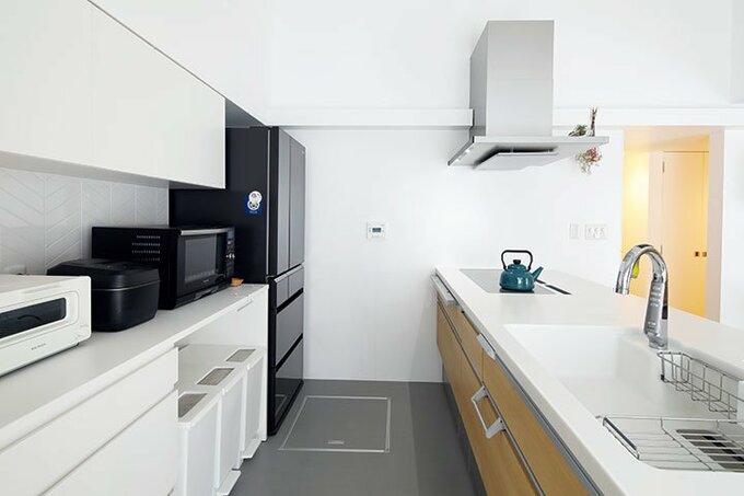 キッチンの床は自動掃除機が入れるようにフラットに