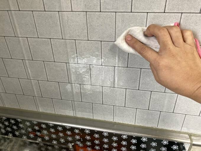 ふきんで壁をふく