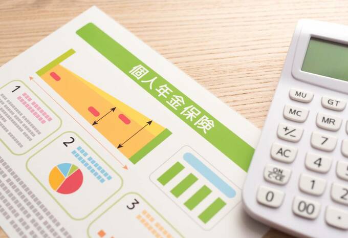 個人年金保険書類と電卓