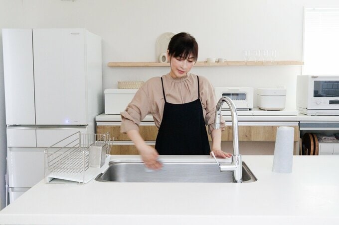 掃除をする瀧本さん