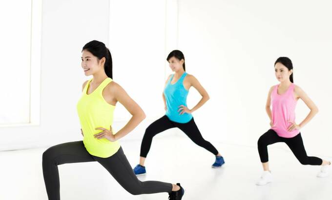 スクワットをする女性3人
