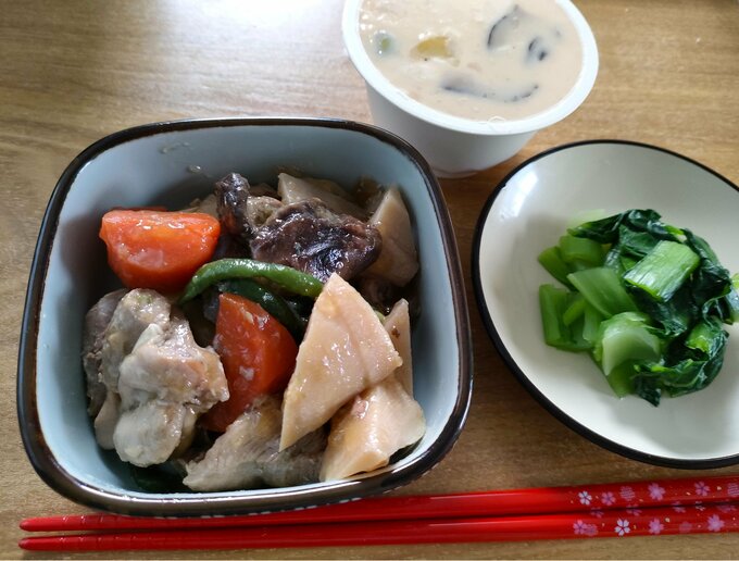 お正月に食べる筑前煮、青菜のおひたし、茶碗蒸し。家族が食べるものだけ準備します