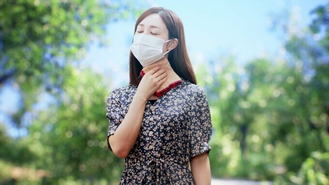 暑そうな女性